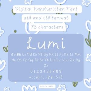 Könnte beinhalten: Eine digitale handschriftliche Schriftart namens "Lumi" im otf- und ttf-Format. Die Schriftart wird in einem hellblauen Feld mit Alphabet, Zahlen und Symbolen angezeigt. Der Hintergrund ist hellblau mit floralen Designs.