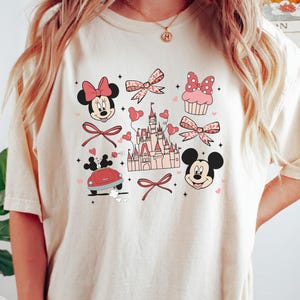 Camiseta Disneyworld Comfort Colors: Camisa con lazo coqueto de Mickey y sus amigos