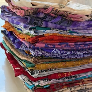 ヴィンテージシルクサリー生地の詰め合わせ：裁縫、アップサイクル、ボヘミアン風装飾に使えるインドプリント