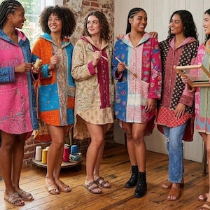 Op de afbeelding: Zes jassen met lange mouwen en capuchon met diverse kleurrijke patchworkpatronen, waaronder bloemen-, geometrische en paisley-prints. Elke jas heeft een knoopsluiting, een asymmetrische zoom en twee voorzakken, gemaakt van doorgestikte stof.
