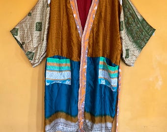 Szlafrok kimono z recyklingowanego jedwabiu w stylu vintage: patchworkowy strój domowy w stylu boho