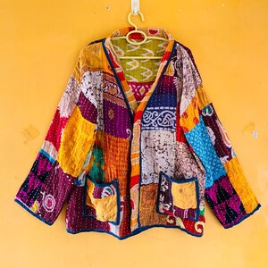 Chaqueta Kantha acolchada – Abrigo bohemio de patchwork de algodón indio reciclado hecho a mano