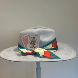 De Joker | Poederblauwe fedora met geometrische zijden band en speelkaartdetail – handgemaakte verstelbare statementhoed