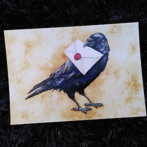 Carte postale corbeau - corvidé avec une lettre dans son bec - carte d'art