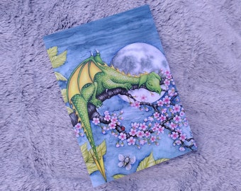 眠る赤ちゃんドラゴンのカード - 満月とピンクの桜が咲く夜景