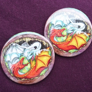 戦うドラゴンのピンバッジ、45mm - 赤いウェールズのドラゴンと白いドラゴン