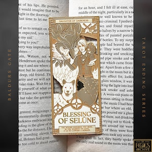 Könnte beinhalten: Goldfarbene Tarotkarten-Anstecknadel mit einer zentralen Figur und tierischen Begleitern. Die Karte trägt die Aufschrift "Daughter of Darkness" und "Blessing of Selune" mit zusätzlichem Text. Teil der "Tarot Ending Series".