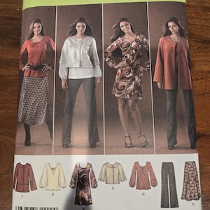 Può includere: Modello di cucito Simplicity easy-to-sew 2766, taglia BB 20W-28W (EUR 46-54, FR 48-56). Il modello presenta quattro diverse opzioni di outfit, tra cui un vestito, top, pantaloni e una gonna. Il testo "easy-to-sew" e "simplicity.com" sono inclusi.
