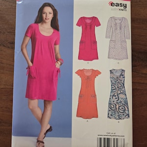 Può includere: Un pacchetto di modelli di cucito New Look con una donna in un vestito rosa. Il pacchetto mostra illustrazioni di diversi modelli di abiti, tra cui un abito rosa con tasche, un abito arancione e un abito fantasia. Il testo "easy JUST4KNITS" è visibile.