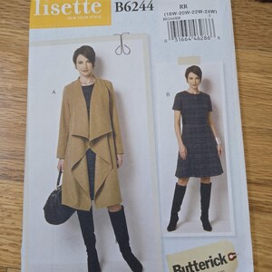 Könnte beinhalten: Ein Schnittmuster von Lisette, B6244, mit zwei Damenmode-Designs. Das Muster enthält einen langen Mantel und ein kurzärmeliges Kleid. Das Butterick-Logo und die Website-Adresse sind sichtbar.