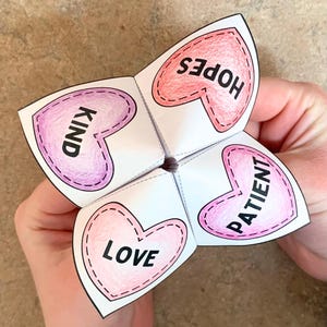 Puede incluir: Un papel blanco de adivinación con cuatro paneles en forma de corazón. Cada corazón está delineado en negro y contiene una palabra: KIND, HOPES, PATIENT y LOVE. Los corazones están coloreados en tonos de rosa y rojo.