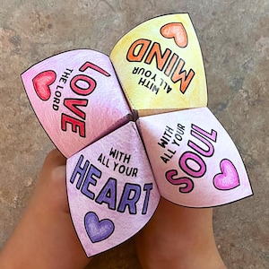 Może przedstawiać: Kolorowa wróżka z papieru z napisami "Kochaj Pana", "Z całego serca", "Z całej duszy" i "Z całego umysłu". Każda sekcja ma ilustrację serca.