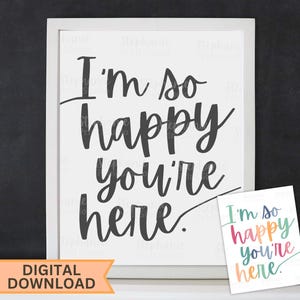 Letrero imprimible "Estoy tan feliz de que estés aquí" / DESCARGA DIGITAL INSTANTÁNEA / Decoración de pared para el hogar, la oficina, la cabaña, el aula inclusiva, bienvenida