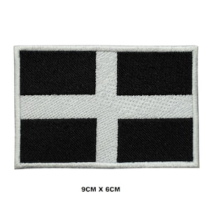 Può includere: Una toppa ricamata in bianco e nero con la bandiera della Cornovaglia. La toppa misura 9 cm per 6 cm.