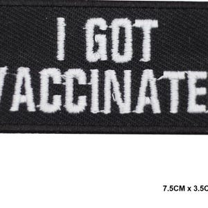 Peut inclure: Écusson en tissu noir avec du texte brodé blanc qui dit "I GOT VACCINATED". L'écusson mesure 7,5 cm sur 3,5 cm.