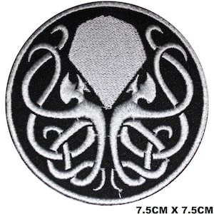 Puede incluir: Parche bordado en blanco y negro con un pulpo estilizado con tentáculos, símbolo de la organización ficticia conocida como "Cthulhu Mythos". El parche mide 7,5 cm por 7,5 cm.