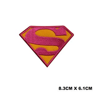Puede incluir: Parche de Superman con el logotipo en amarillo y rosa para planchar, 8,3 cm x 6,1 cm.