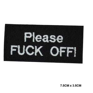 Puede incluir: Parche rectangular negro con texto bordado blanco «Please FUCK OFF!». El parche mide 7,5 cm x 3,5 cm.