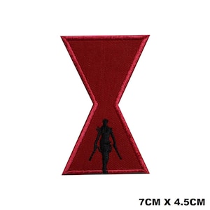Puede incluir: Parche bordado rojo con un diseño de reloj de arena negro y la silueta de una persona sosteniendo armas. Mide 7 cm x 4,5 cm.