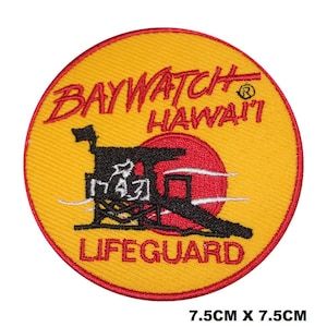 Könnte beinhalten: Ein gestickter Aufnäher in Gelb und Rot mit dem Text "Baywatch Hawaii" und "Lifeguard". Der Aufnäher zeigt einen Rettungsturm mit einer roten Sonne dahinter.