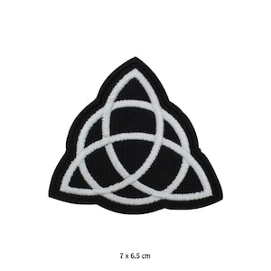 Könnte beinhalten: Schwarz-weiß gestickter Patch mit einem Triquetra-Symbol, einem keltischen Knotendesign in Form eines Dreiecks. Der Patch ist 7 x 6,5 Zentimeter groß.
