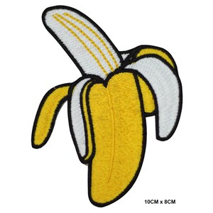 Peut inclure: Un écusson brodé en forme de banane jaune avec une peau blanche et un contour noir. L'écusson mesure 10 cm sur 8 cm.