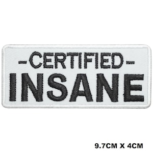 Puede incluir: Parche blanco bordado con texto negro que dice "--CERTIFIED-- INSANE" y mide 9,7 cm por 4 cm.
