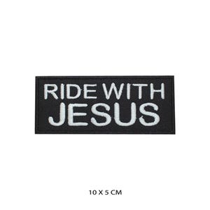 Pode incluir: Etiqueta bordada preta com texto branco que diz "Ride With Jesus". A etiqueta mede 10 cm por 5 cm.