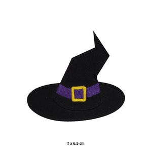 Op de afbeelding: Zwarte heksenhoed met een paarse band en een gele gesp. De hoed is 7 cm bij 6,5 cm.