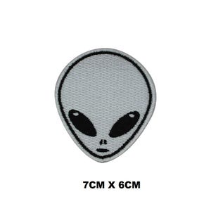 以下が含まれることがあります： 黒い目と口のある灰色の宇宙人の顔が刺繍されたパッチ。パッチは7cm×6cmです。