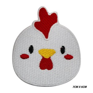 Può includere: Toppa ricamata bianca a forma di faccia di gallina dei cartoni animati. La gallina ha cresta e bargigli rossi, occhi neri, becco giallo e macchie rosse sulle guance. Misura 7 cm x 6 cm.