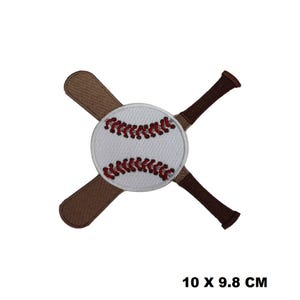 Könnte beinhalten: Ein gestickter Bügel-Patch mit einem Baseball mit roten Nähten und zwei braunen Schlägern, die sich dahinter kreuzen. Der Patch ist 10 x 9,8 cm groß.