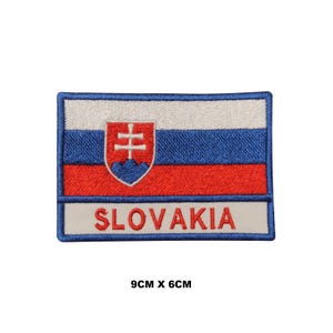 Pode incluir: Patch bordado com a bandeira da Eslováquia. O patch retangular apresenta listras brancas, azuis e vermelhas, com o brasão eslovaco. A palavra "SLOVAKIA" é bordada em vermelho em uma faixa branca. Mede 9 cm x 6 cm.