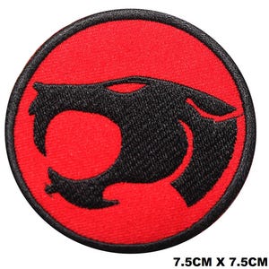 Peut inclure: Patch brodé rouge avec une silhouette noire de tête de panthère en train de grogner. Le patch mesure 7,5 cm sur 7,5 cm.