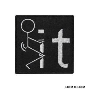 Può includere: Toppa termoadesiva nera con una figura di bastone bianca e la parola "sit" in bianco. La figura di bastone è in una posa suggestiva. La toppa misura 8,8 cm per 8,8 cm.