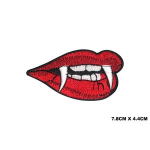 Puede incluir: Labios rojos bordados con colmillos blancos, un parche de planchado con temática de vampiros que mide 7,8 cm por 4,4 cm.