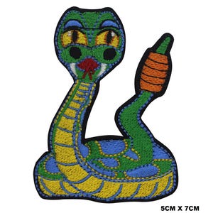Peut inclure: Un patch brodé thermocollant représentant un serpent vert avec des marques jaunes et bleues. Le serpent est enroulé, la tête levée, et a une langue rouge. Le patch mesure 5 cm sur 7 cm.