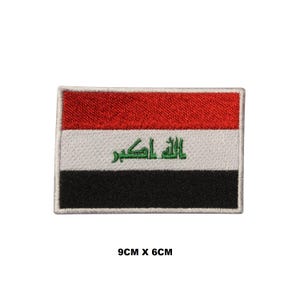 Può includere: Una toppa ricamata della bandiera irachena. La bandiera è rossa, bianca e nera con il testo arabo "Allahu Akbar" in verde sulla fascia bianca. La toppa misura 9 cm per 6 cm.