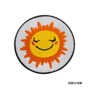 Peut inclure: Écusson rond représentant un soleil souriant aux yeux fermés. Le soleil a un centre jaune, des rayons orange et un contour noir. Le patch mesure 7 cm x 7 cm.