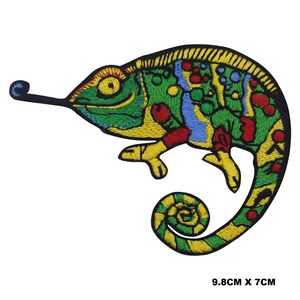 Può includere: Un toppa ricamata colorata da stirare con un camaleonte verde, giallo, rosso e blu con la coda arricciata. La toppa misura 9,8 cm per 7 cm.