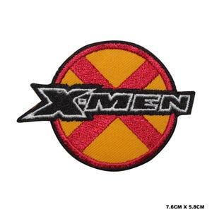 Könnte beinhalten: Ein gestickter Bügel-Patch mit dem X-Men-Logo. Das Logo ist ein rotes X auf einem gelben Kreis mit dem Wort "X-MEN" in schwarz-weißen Buchstaben.