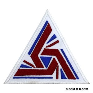Pode incluir: Um remendo triangular branco com um design geométrico vermelho e azul. O remendo mede 8,5 cm por 8,5 cm.
