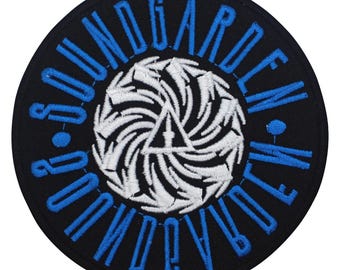 Parche con el logotipo de una banda de música rock bordado en la ropa