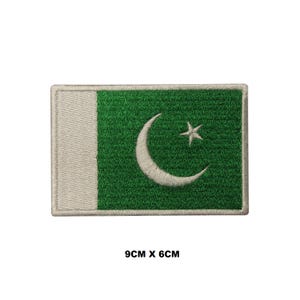 Op de afbeelding: Gestikte patch van de Pakistaanse vlag. De vlag is groen met een witte halve maan en ster in het midden. De vlag is 9 cm bij 6 cm.