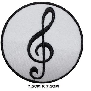 Op de afbeelding: Een ronde, witte, geborduurde patch met een zwart sol-sleutel symbool. De patch meet 7,5 cm bij 7,5 cm.