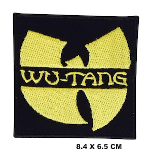 Puede incluir: Parche bordado en negro y amarillo con el logotipo de Wu-Tang Clan y el texto "WU-TANG" en amarillo. El parche mide 8,4 x 6,5 cm.