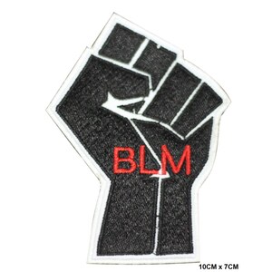 Può includere: Toppa ricamata in bianco e nero di un pugno alzato con le lettere BLM in rosso. La toppa misura 10 cm per 7 cm.