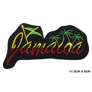 Op de afbeelding: Zwarte geborduurde patch met het woord "Jamaica" in rode en gele letters. Aan de linkerkant van de patch bevindt zich een Jamaicaanse vlag in geel, groen en rood. Aan de rechterkant van de patch bevinden zich drie groene palmbomen. De patch meet 11,5 cm bij 6 cm.