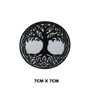 Könnte beinhalten: Schwarz-weiß gestickter Bügel-Patch mit einem Baum des Lebens Design. Der Patch ist 7 cm x 7 cm groß.