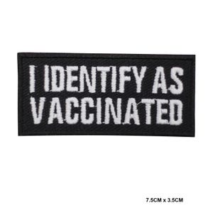 Peut inclure: Écusson rectangulaire noir avec texte blanc brodé : "I IDENTIFY AS VACCINATED". Mesure 7,5 cm x 3,5 cm. Un patch de déclaration pour vêtements ou accessoires.